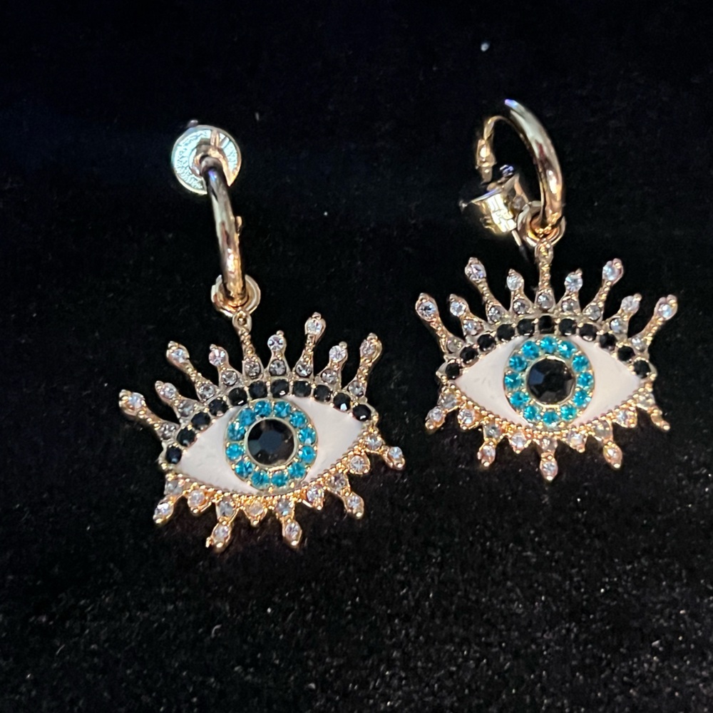 Fun “I’ve got my eyes on you” earrings